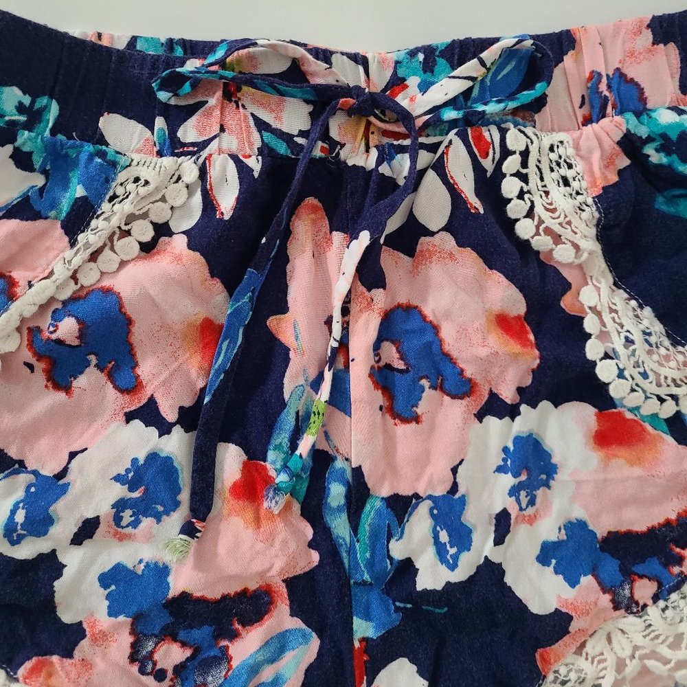 Floral Lace Shorts XS - Picture 4 of 11